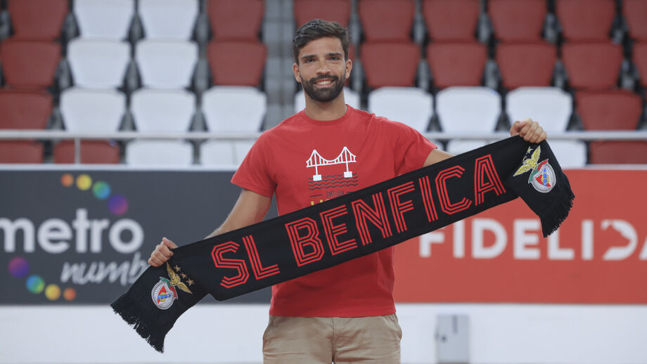 Novo jogador do SL Benfica exibe cachecol do clube