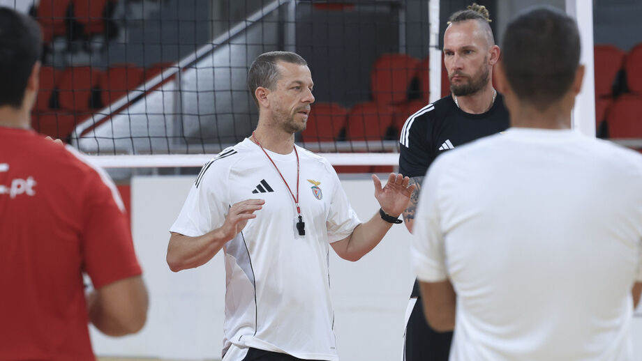 Treinador do Benfica orienta equipa de voleibol durante treino