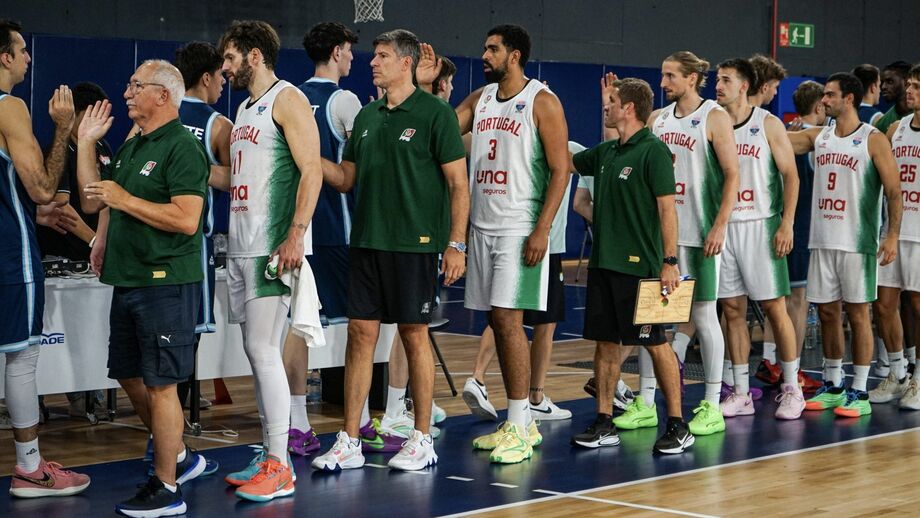 Jogadores de basquetebol de Portugal alinhados em campo com equipa técnica
