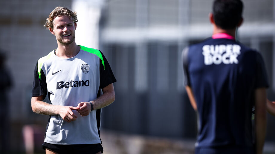 Capitão Hjulmand sorridente em Alcochete