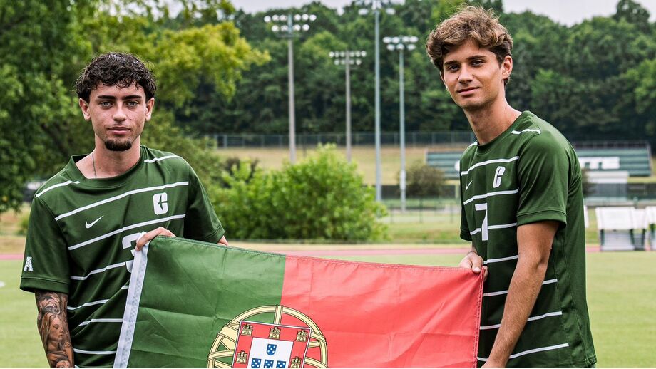Jogadores de futebol celebram com a bandeira de Portugal