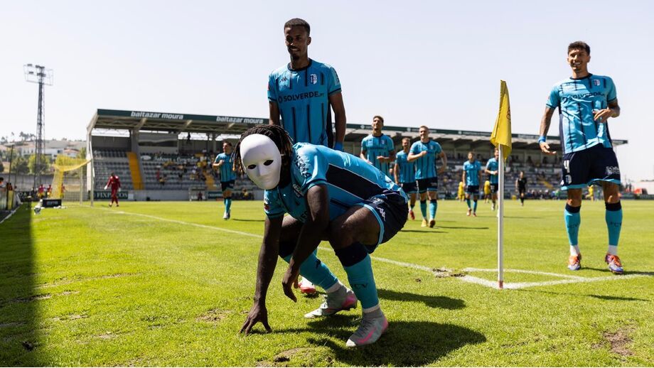 Thio, do Vizela, festeja golo inspirado no Surfista Prateado, da Marvel