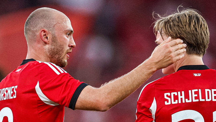 Jogadores de futebol, Aursnes e Schjelderup, em campo