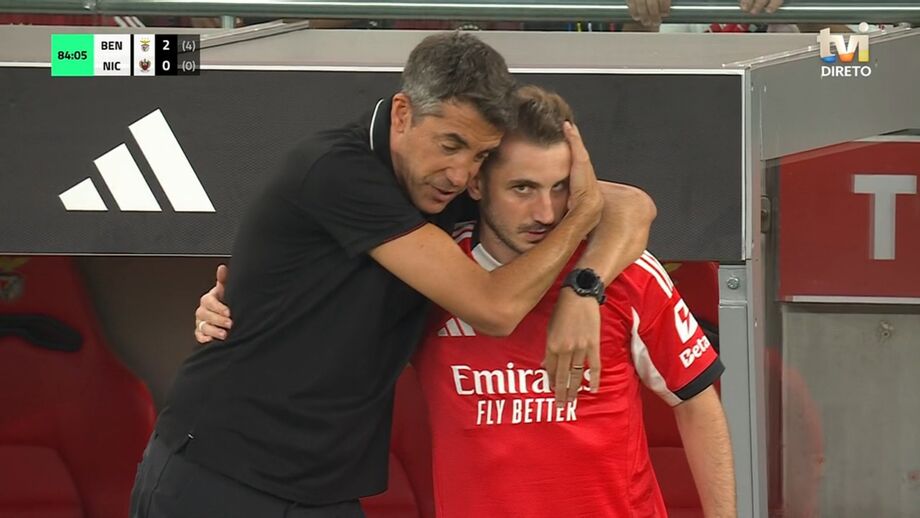 Bruno Lage abraça Aktürkoglu no banco do Benfica