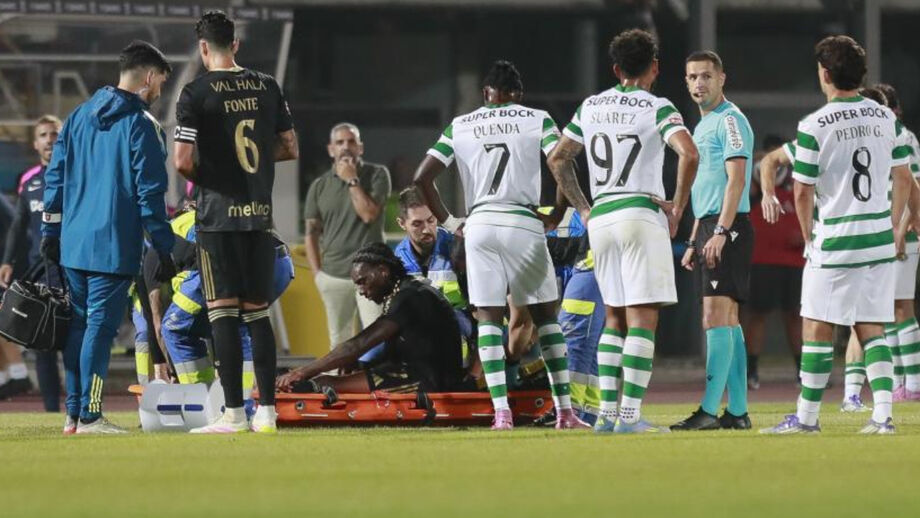 Nsona saiu de maca contra o Sporting
