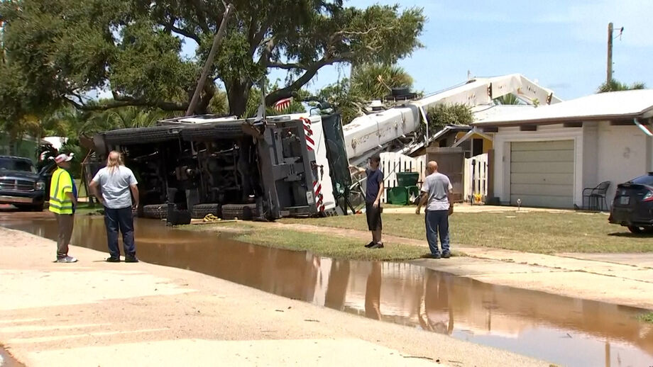 Casa fica completamente destruída após queda de máquina de construção na Flórida