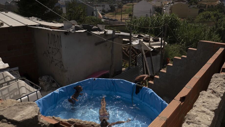 No Barruncho, os moradores montaram uma piscina no meio das barracas para fazer face às temperaturas de quase 40 graus, em agosto