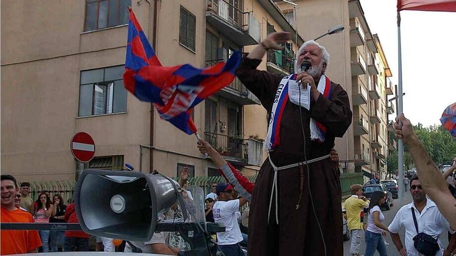 Padre Fedele, figura do Cosenza, faleceu aos 87 anos