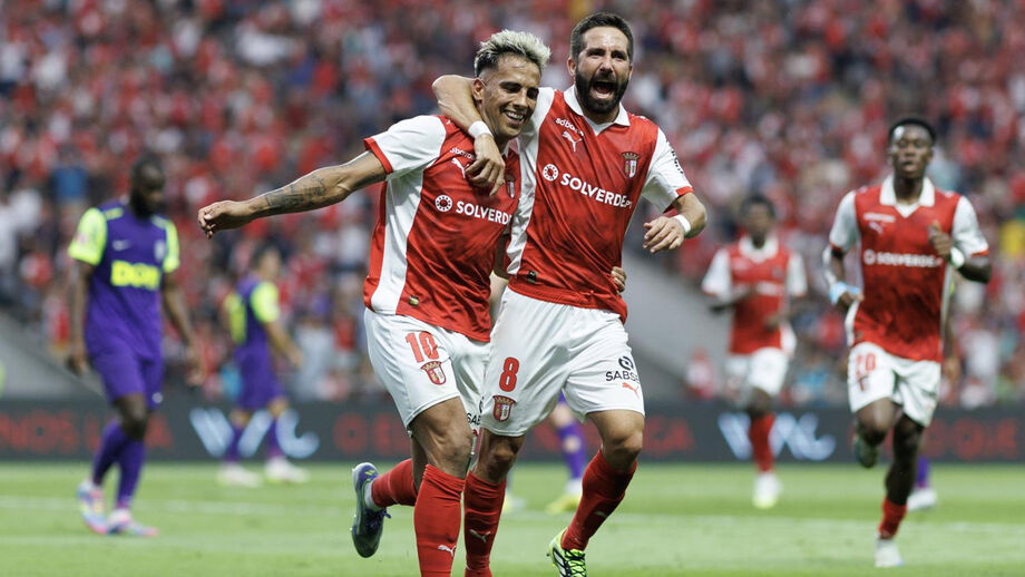 João Moutinho e Zalazar festejam frente ao Cluj