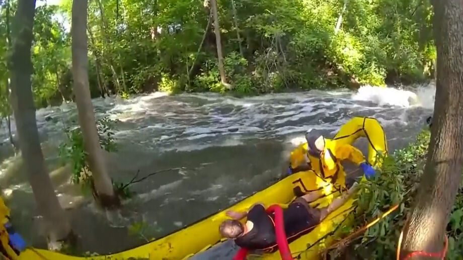 O resgate dramático foi apanhado em vídeo. As vítimas estavam a ser arrastadas pela corrente