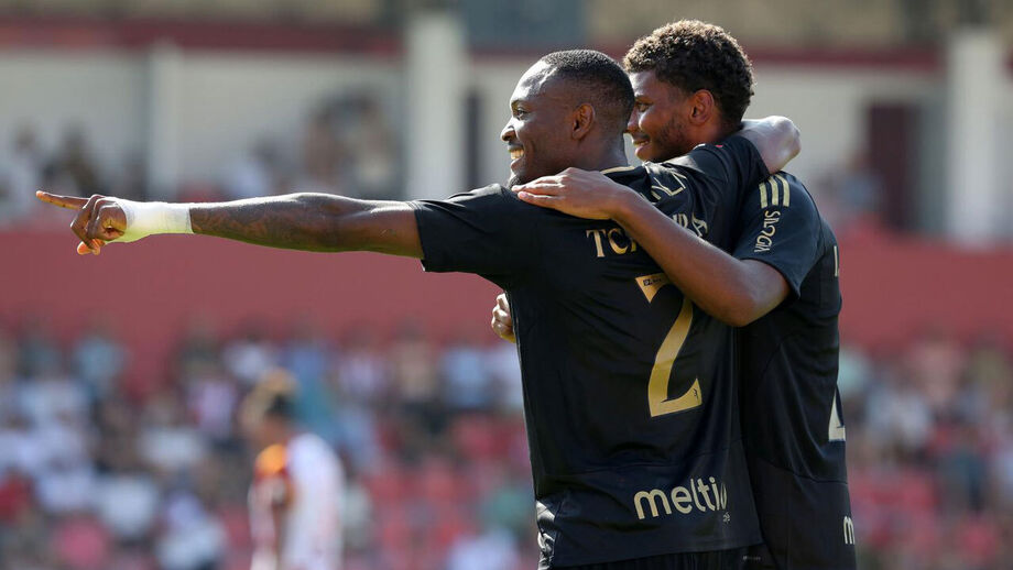 Tchamba celebra golo com colega