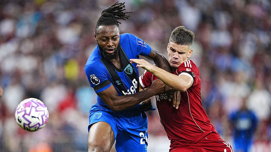 Antoine Semenyo e Kerkez durante o Liverpool-Bournemouth