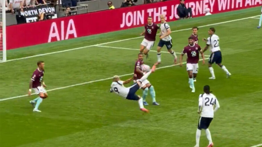 Avançado brasileiro fez dois golos na vitória do Tottenham por 3-0