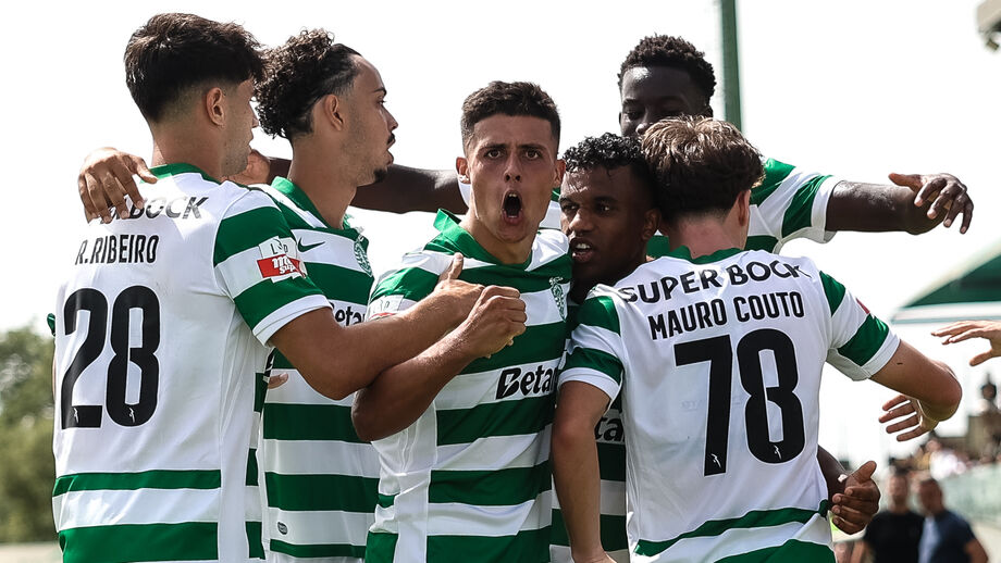 Jogadores do Sporting B festejam golo marcado à U. Leiria
