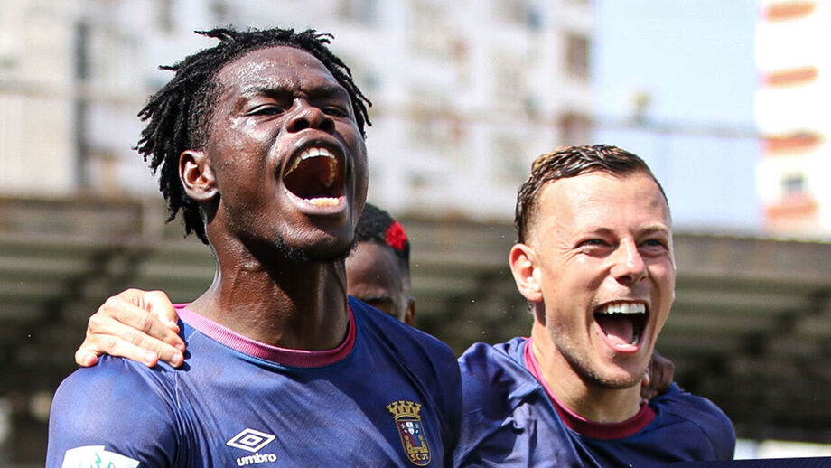 Jogadores do Torreense festejam vitória frente ao Farense