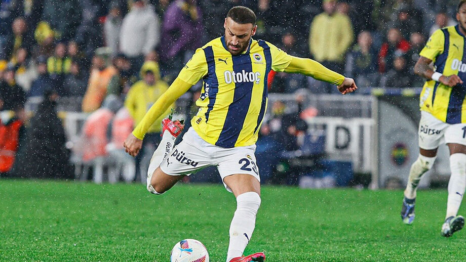 Cenk Tosun, avançado do Fenerbahçe