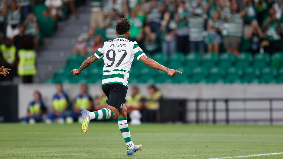 Suárez comemora golo pelo Sporting contra o Arouca em Alvalade