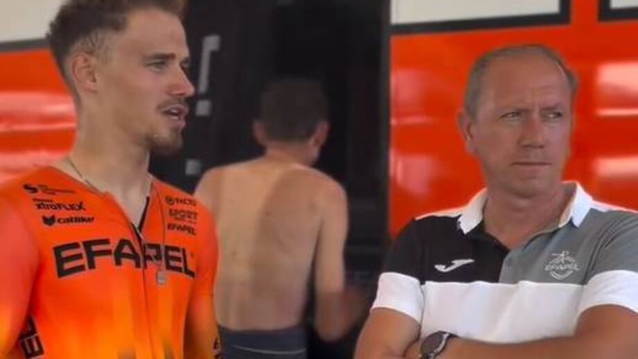 José Azevedo com ciclista da Efapel