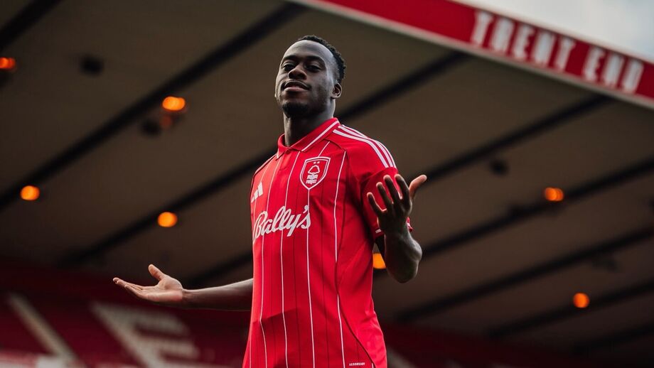 Arnaud Kalimuendo é o mais recente reforço do Nottingham Forest de Nuno Espírito Santo