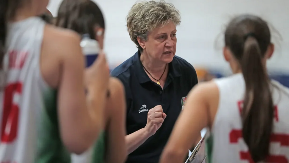 Treinadora de basquetebol dá instruções à equipa.
