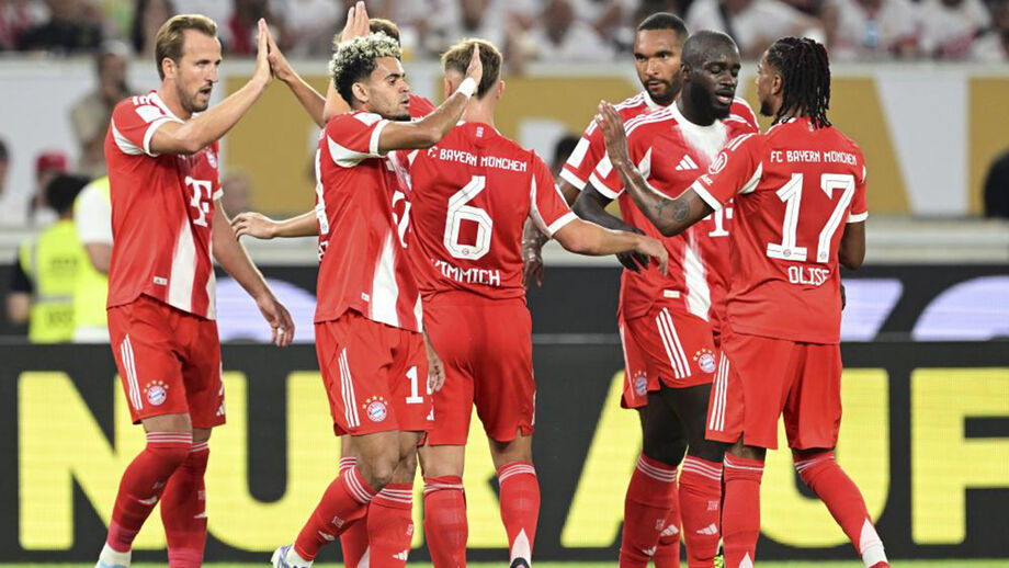 Harry Kane celebra com Luis Díaz no Bayern
