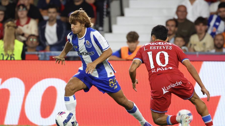 Mesmo ao cair do pano, o criativo esteve perto de marcar