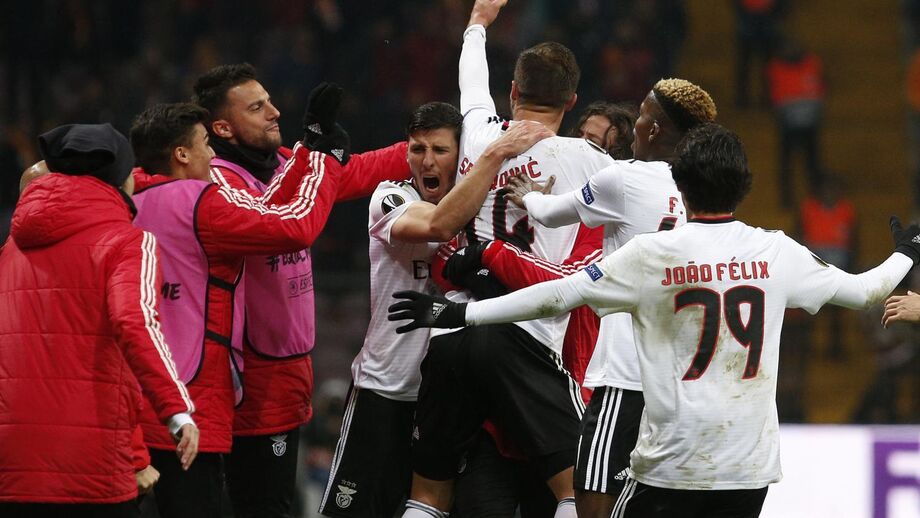 Seferovic celebra o golo, com Rúben Dias, Florentino e João Félix por perto