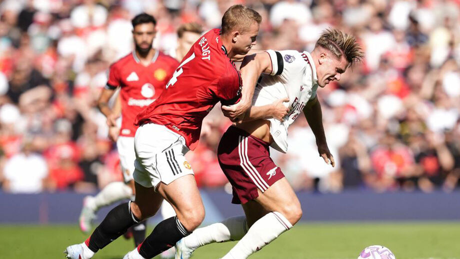 Gyökeres disputa a bola com Matthijs de Ligt durante o jogo com o Manchester United