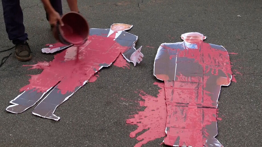 Dezenas de pessoas na rua