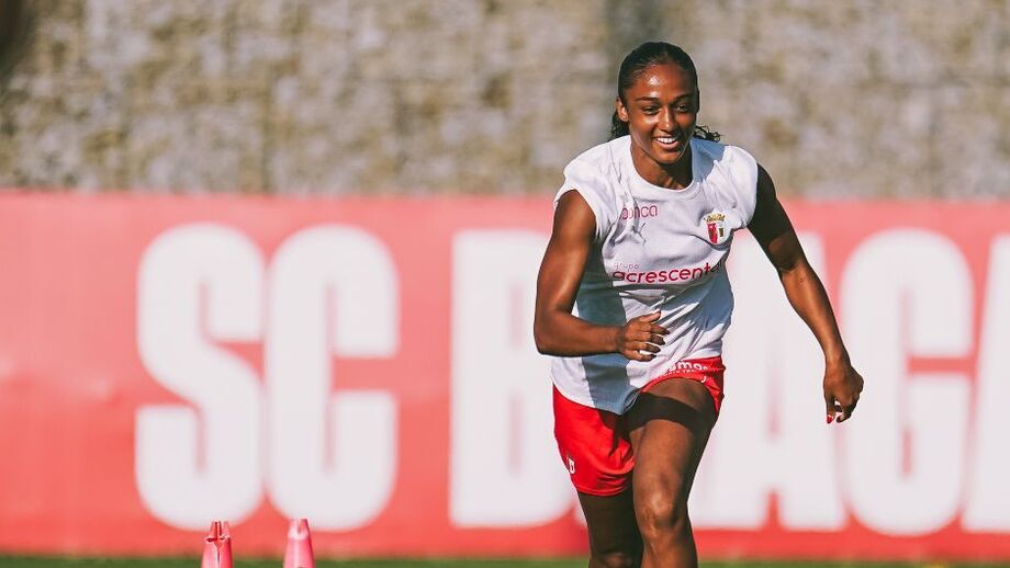 Leah Lewis corre para a Champions
