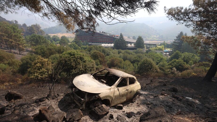 Veículo ficou destruído pelas chamas