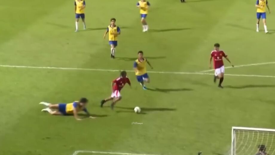 Técnico chamou jovem promessa para treinar com a equipa principal do Manchester United