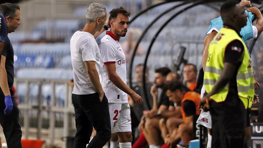 Carlos Vicens aborda Ricardo Horta após a lesão