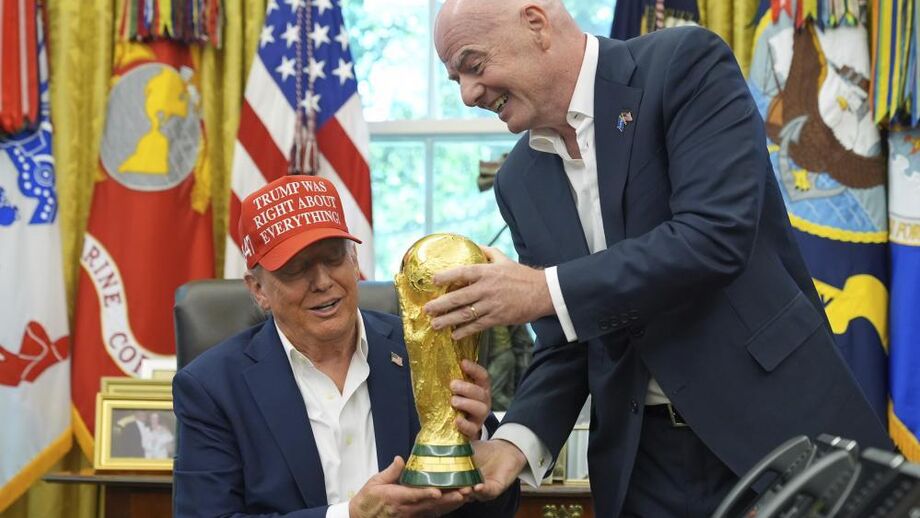 Trump e Infantino com o troféu do Mundial'2026, em Washington