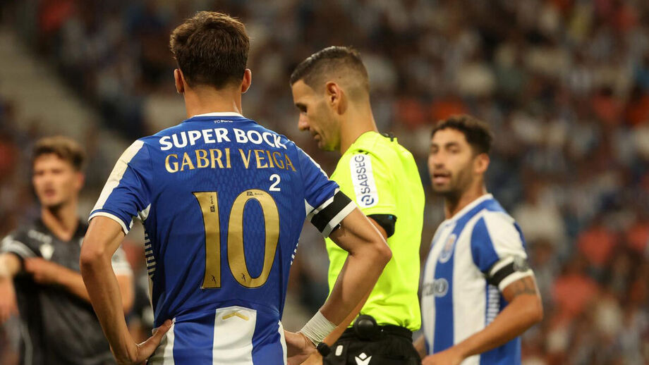 Equipa do FC Porto em campo com o árbitro