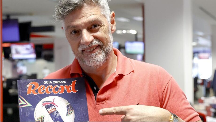 João Manuel Pinto com o Guia Record 2025/26