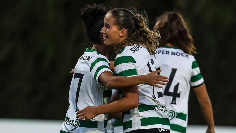 Carolina Santiago (ao centro) bisou contra o Racing Power