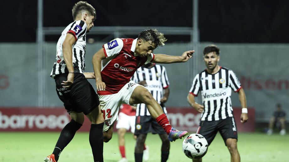 João Aragão tenta escapar a um adversário 