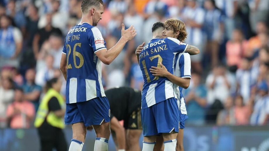 Mora abraçado por Borja e De Jong no final do jogo