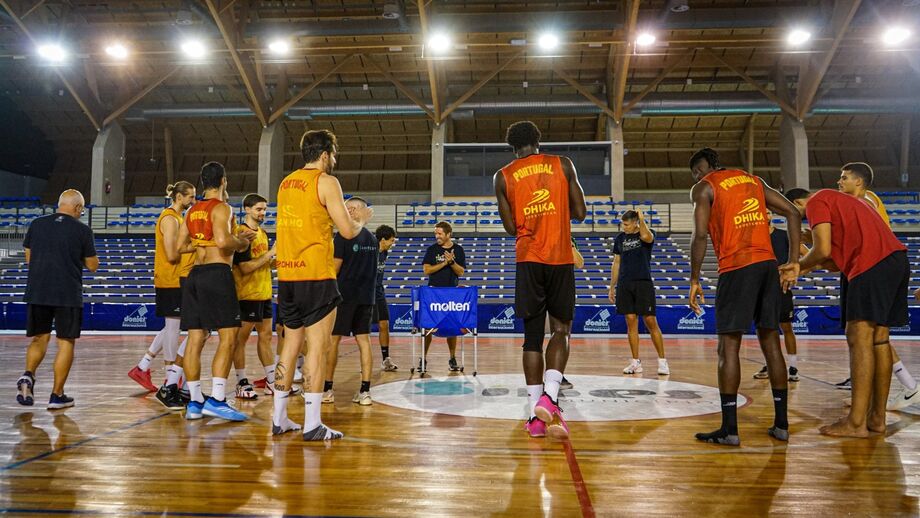 Equipa de basquetebol de Portugal reunida num campo