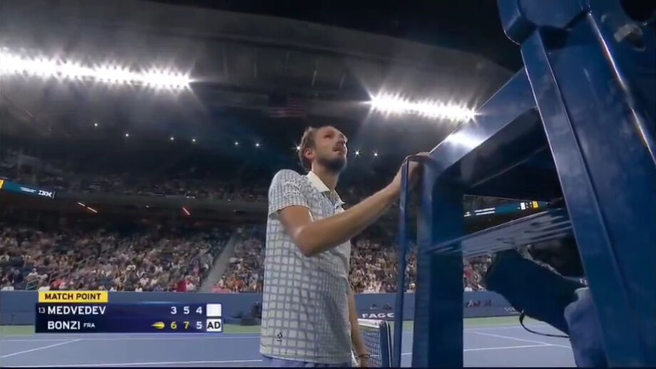 Tenista russo (13.º do mundo) protestou decisão do árbitro e acabou por ser eliminado pelo francês Benjamin Bonzi (51.º) na 1.ª ronda do US Open