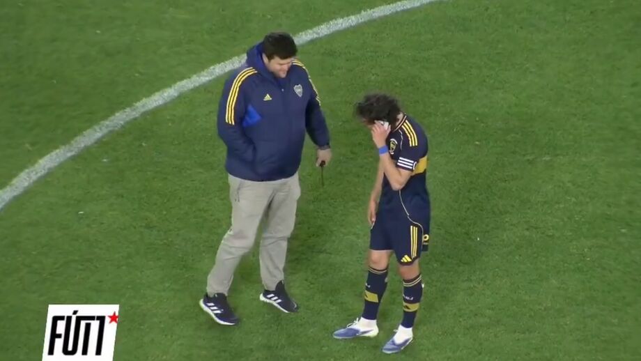 Cavani recebe chamada de Riquelme no relvado 