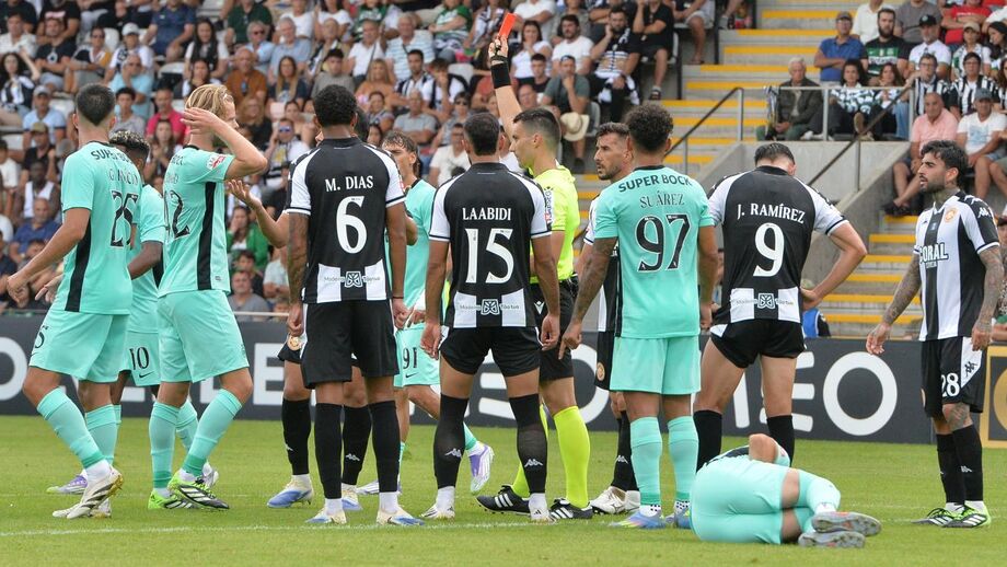 Bruno José Costa expulsa Pablo Juan, do Nacional, por acumulação de amarelos contra o Sporting