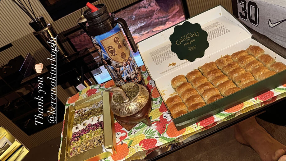 Aktürkoglu oferece iguarias turcas a Otamendi antes do jogo Benfica-Fenerbahçe