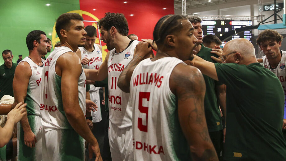 Miguel Queiroz (ao meio) não esconde ambição para o Eurobasket