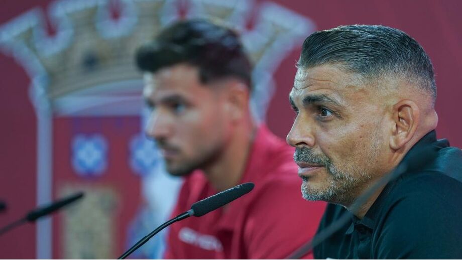 Juan Bezares em conferência de imprensa