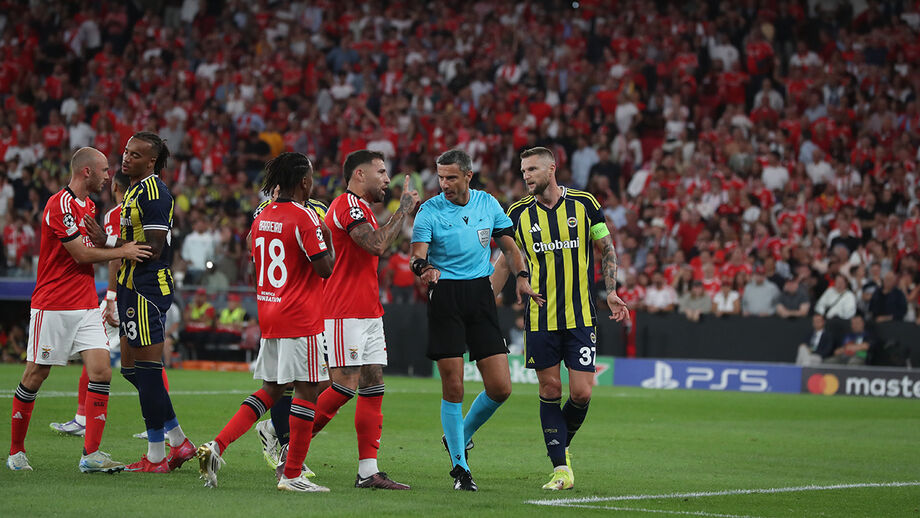 Benfica protesta após golos anulados contra o Fenerbahçe na Luz