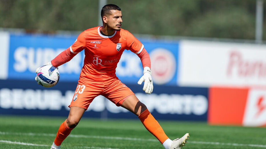 Ricardo Velho perto da saída do Farense