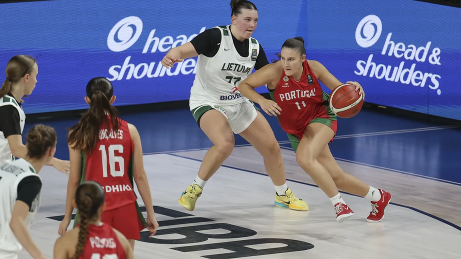 Jogadoras de basquetebol de Portugal e Lituânia competem num jogo
