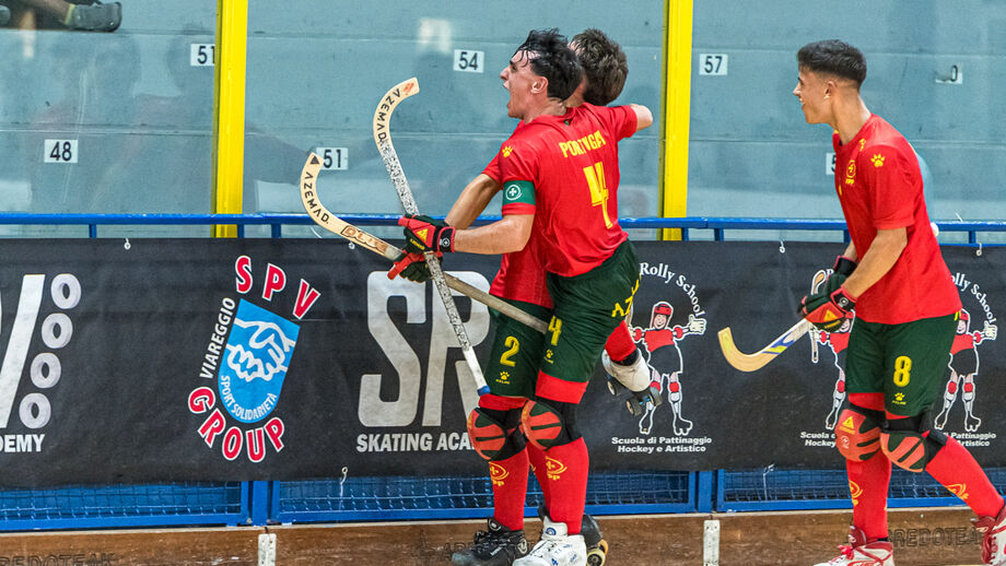 Jogadores portugueses celebram vitória em jogo de hóquei em patins